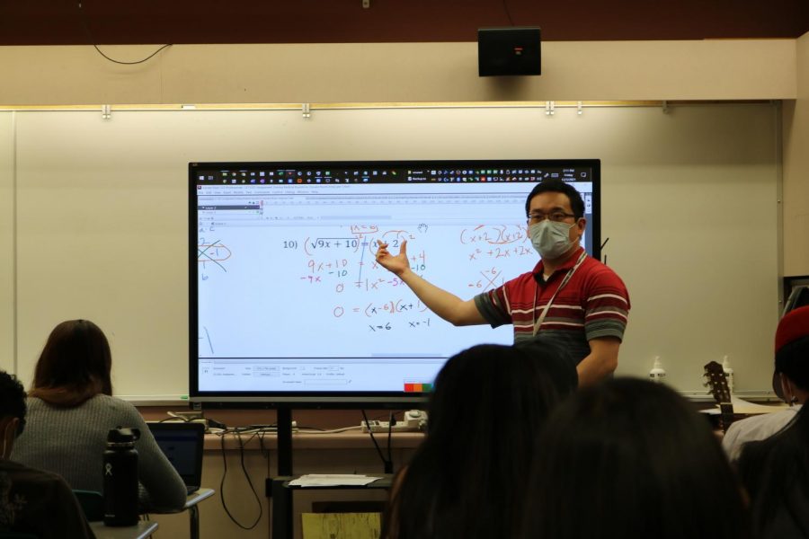 Jason Su teaching his fifth period Math lll CP class. 